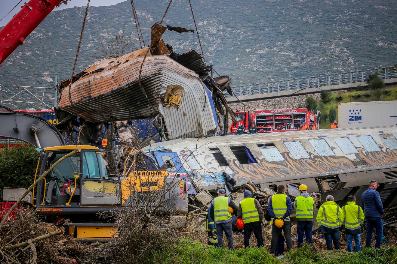 Τραγωδία στα Τέμπη: Η 717 «φαγώθηκε» αλλά το κονδύλι… βγήκε άμεσα για το μπάζωμα