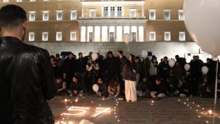 Ανατριχίλα για τα Τέμπη: 57 μπαλόνια στον ουρανό της Αθήνας ακριβώς στις 23:18 και τη συμπλήρωση δύο ετών από την τραγωδία (video)