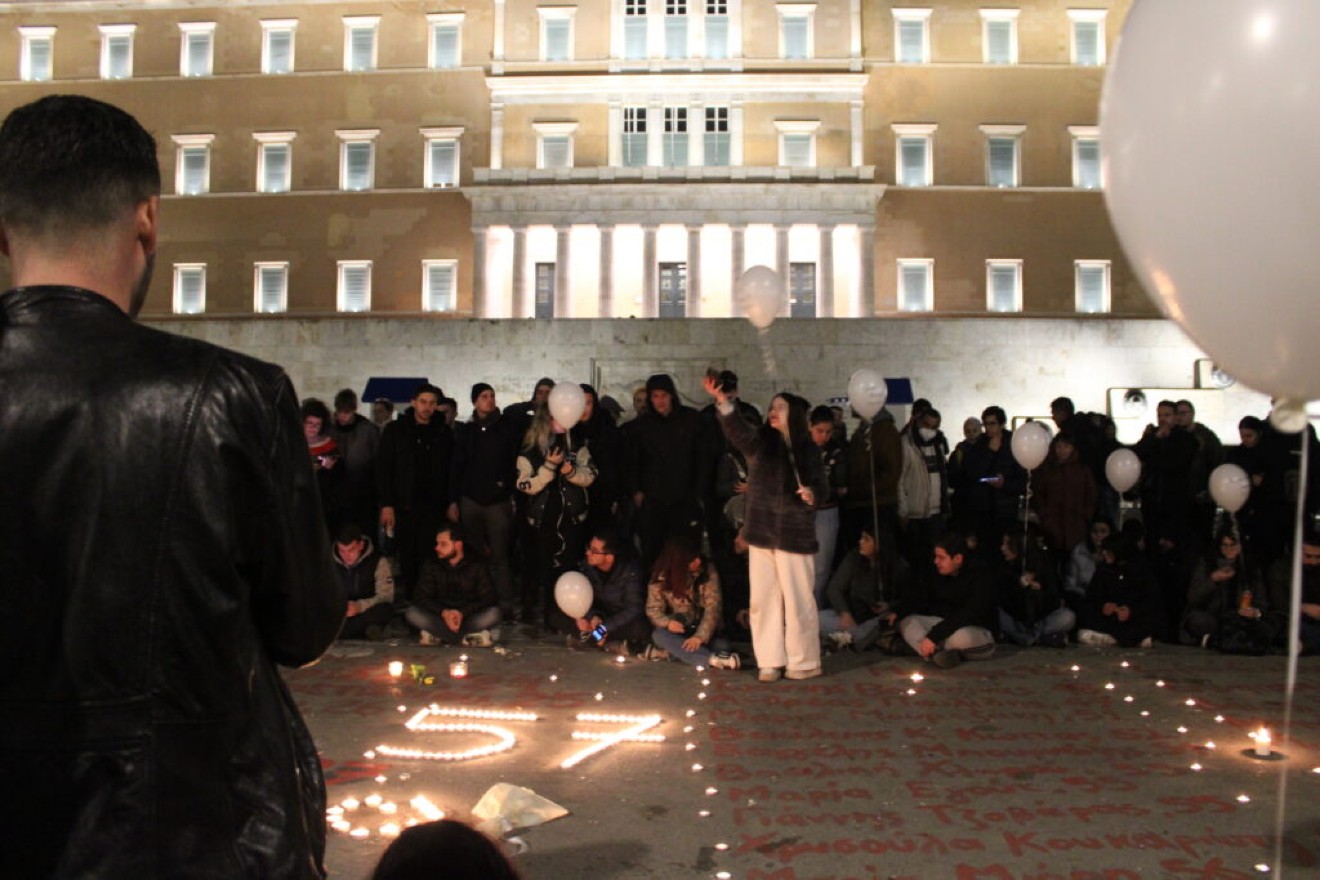 Ανατριχίλα για τα Τέμπη: 57 μπαλόνια στον ουρανό της Αθήνας ακριβώς στις 23:18 και τη συμπλήρωση δύο ετών από την τραγωδία (video)