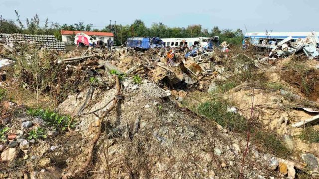 Τέμπη: Αποκαλυπτικές φωτογραφίες με… βουνά από μπάζα – «Ο πρωθυπουργός γνώριζε;»