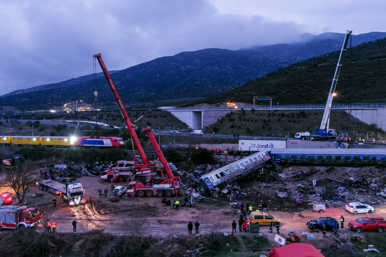 Τραγωδία στα Τέμπη: «Να είναι λαμπίκο έως την Κυριακή» – Τα πρόσωπα της σύσκεψης για το μπάζωμα μετά το δυστύχημα