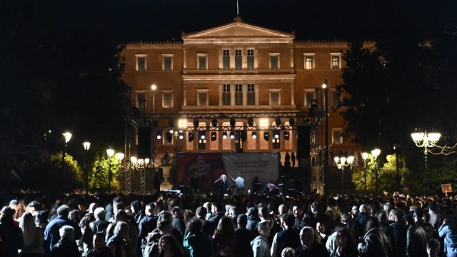 Λαοθάλασσα στο Σύνταγμα για τη συναυλία για τα Τέμπη: Ο συγκλονιστικός λόγος της Μάγδας Φύσσα (videos)
