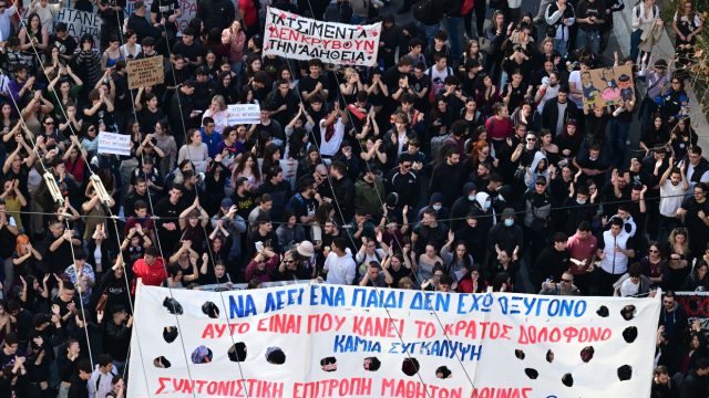 Διπλό ραντεβού στους δρόμους για τα Τέμπη: Χιλιάδες μαθητές, φοιτητές και εκπαιδευτικοί σε συλλαλητήρια (photos/video)
