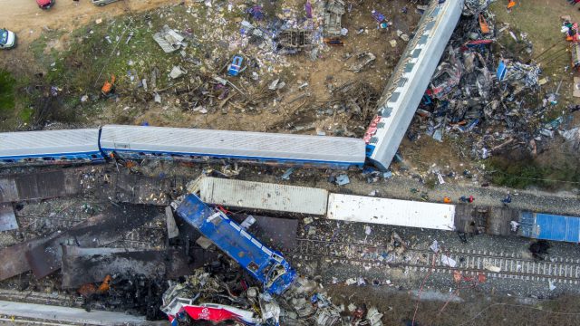 Τραγωδία στα Τέμπη: Το «Από τύχη ζούμε» βρίσκει εφαρμογή στο πόρισμα του ΕΟΔΑΣΑΑΜ – Οι ευθύνες για το «μπάχαλο» του σιδηροδρόμου