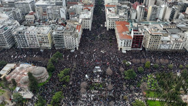 Ανθρώπινο μεγαλείο: Διαδηλωτές των Τεμπών στη Θεσσαλονίκη ανοίγουν διάδρομο για να περάσει ασθενοφόρο (video)