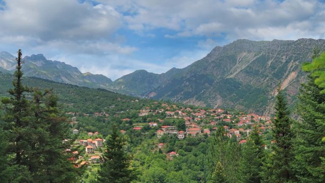 Καταπράσινο περιβάλλον με τρεχούμενα νερά: Το χωριό που πρωταγωνίστησε στην Ελληνική Επανάσταση