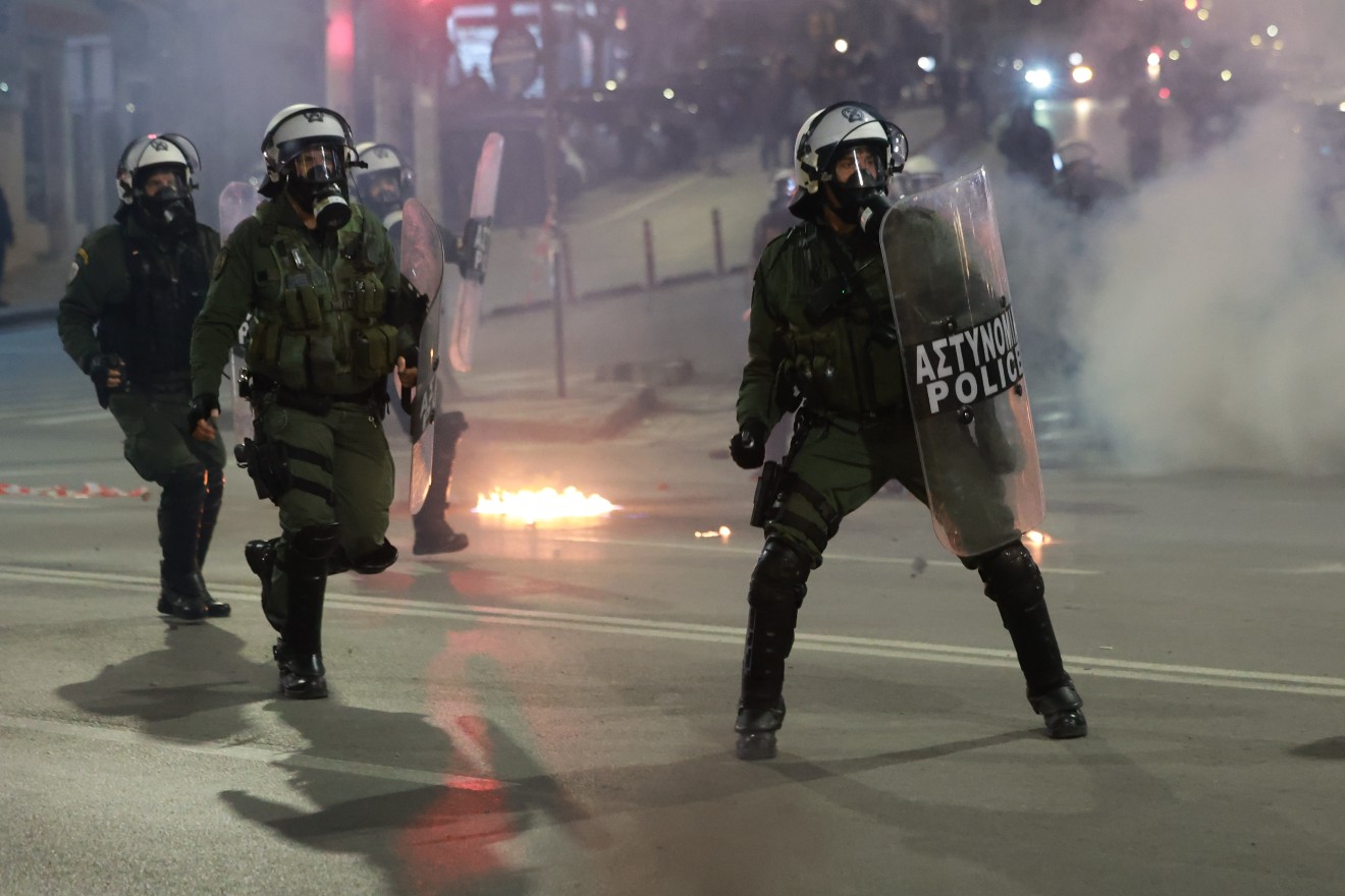 Το απόλυτο αίσχος: Έκαναν προσαγωγή πολυτραυματία των Τεμπών στη διαδήλωση της Θεσσαλονίκης!