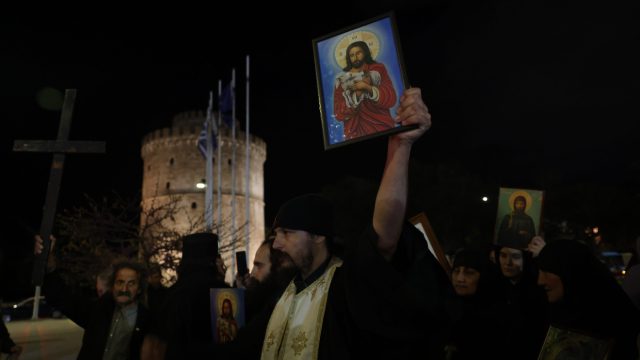 Χαμός στη Θεσσαλονίκη: Με σταυρούς και εικόνες κατά των ΜΑΤ έξω από το θέατρο που έπαιζε ο Ζαραλίκος