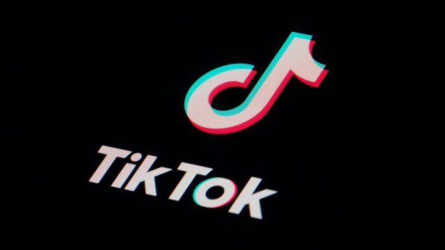 «Πάγωσε» το TikTok: Κατέγραψε ενδοοικογενειακό επεισόδιο με το σύντροφο μπροστά στο παιδί της σε ζωντανή μετάδοση!