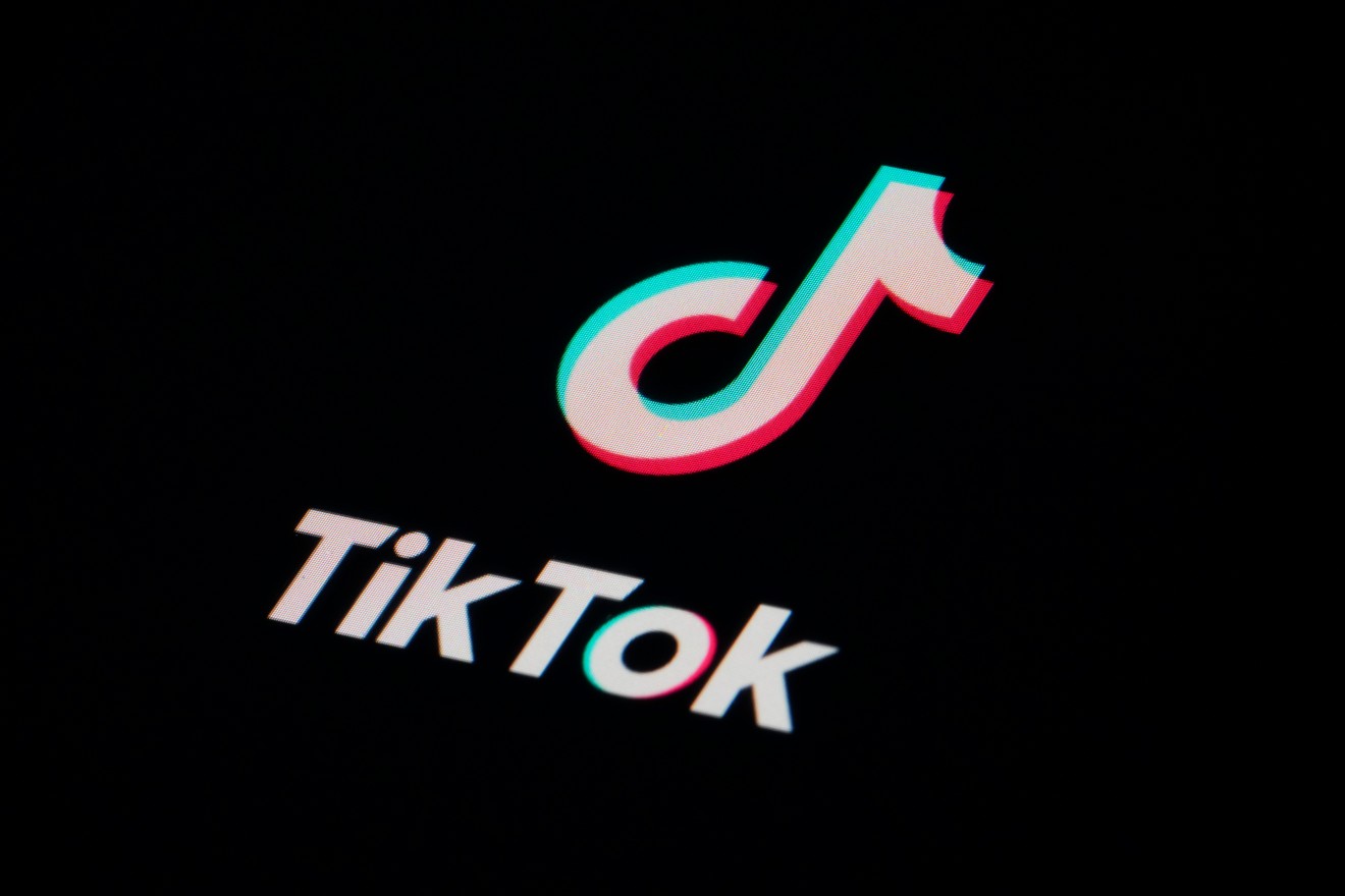«Πάγωσε» το TikTok: Κατέγραψε ενδοοικογενειακό επεισόδιο με το σύντροφο μπροστά στο παιδί της σε ζωντανή μετάδοση!