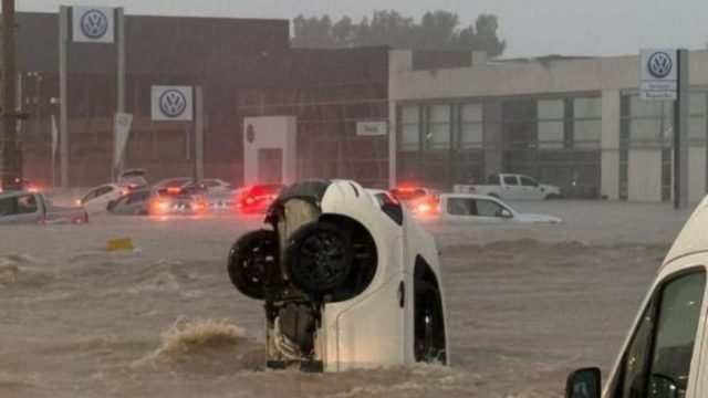 Τουλάχιστον 16 νεκροί από πλημμύρες στη Μπαΐα Μπλάνκα της Αργεντινής – Ολόκληρες συνοικίες «βυθίστηκαν» στο νερό