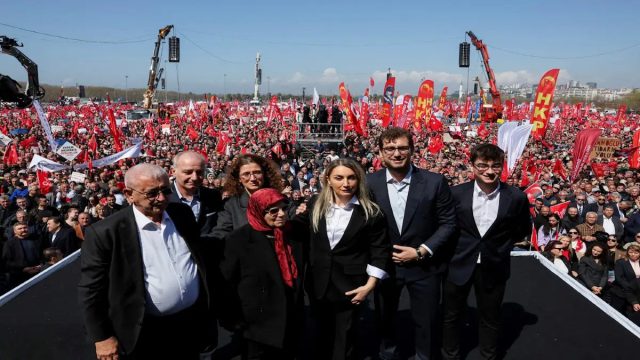 Κάλεσμα για δημοκρατική ανατροπή στην Τουρκία: Μεγάλες διαδηλώσεις για τον Ιμάμογλου