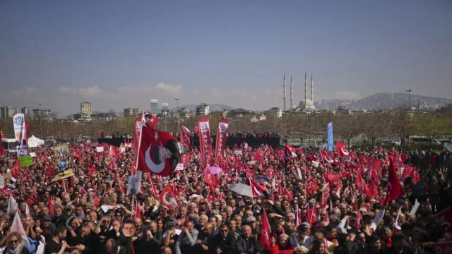 Χιλιάδες στους δρόμους: Μαζικές διαδηλώσεις στην Κωνσταντινούπολη για τη σύλληψη του Ιμάμογλου