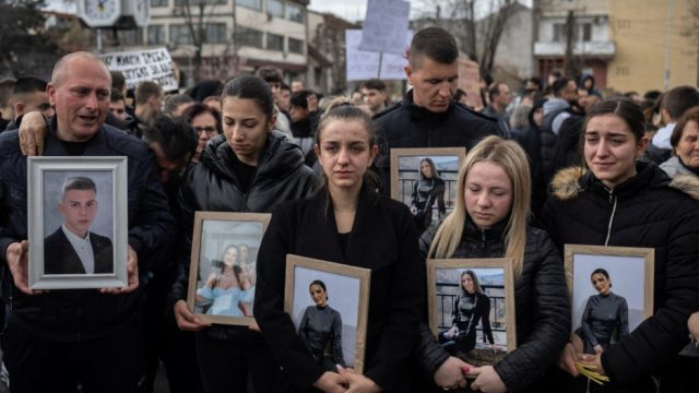 Οργή στη Βόρεια Μακεδονία: Ανατριχιάζουν οι μαρτυρίες των επιζώντων της φονικής πυρκαγιάς – «Μία ανθρώπινη μάζα, όλοι ποδοπατημένοι»