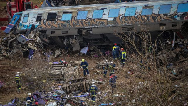 «Τα τρένα ήταν εύφλεκτα»: Οι νέες αποκαλύψεις για τη φονική έκρηξη στα Τέμπη