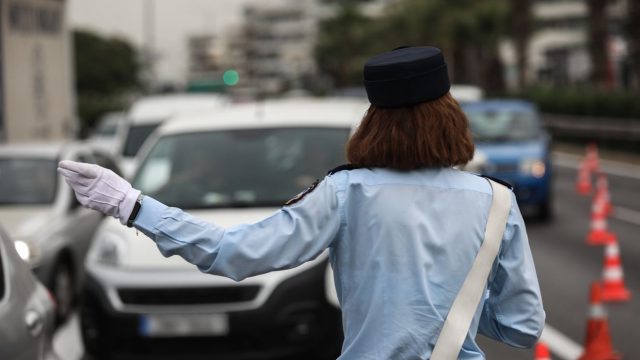 Αδιανόητο: Οδηγός γερανού κλήθηκε να μεταφέρει οχήματα και βρέθηκε… μεθυσμένος