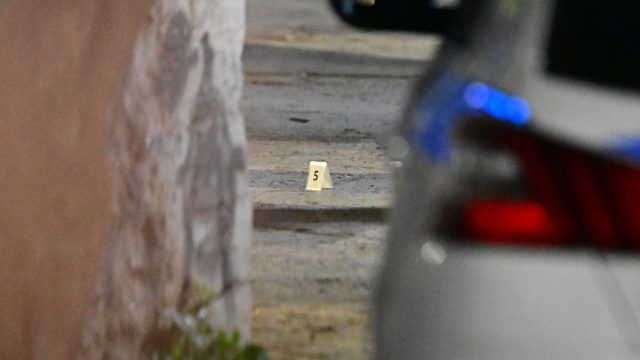 Πανικός στην Καλλιθέα: Βίντεο ντοκουμέντο από τη στιγμή που άντρας με τσεκούρι απειλεί περαστικούς