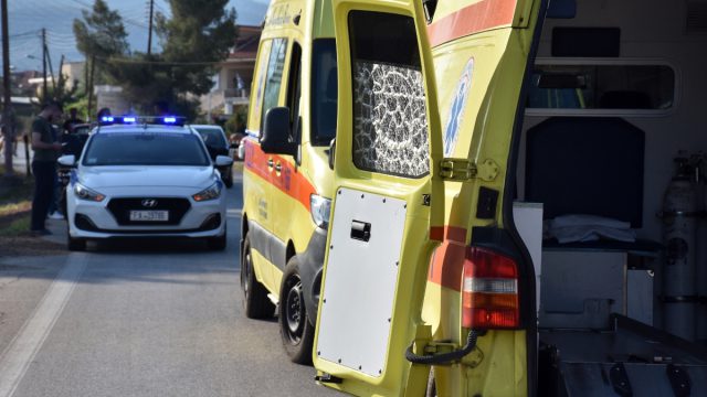 Ανετράπη νταλίκα στη Μεταμόρφωση: Απεγκλωβίστηκε με ελαφρά τραύματα ο οδηγός