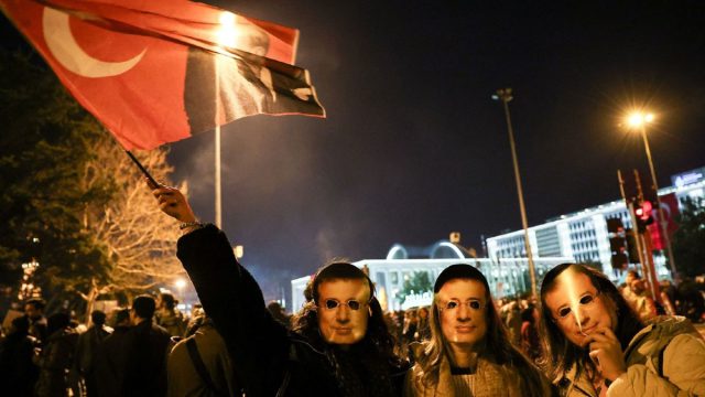 Οργή λαού στην Τουρκία: Συνεχίζονται οι συλλήψεις στις διαδηλώσεις για τον Ιμάμογλου – Το νέο του μήνυμα από την φυλακή