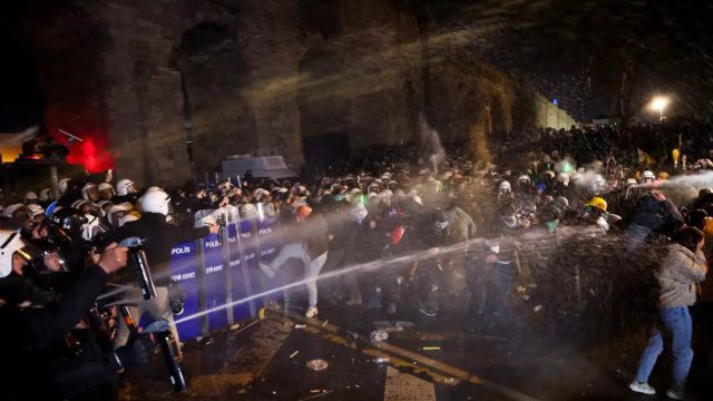 Τουρκία: Χιλιάδες πολίτες στους δρόμους – Συγκρούσεις με την αστυνομία σε Κωνσταντινούπολη, Σμύρνη και Αττάλεια