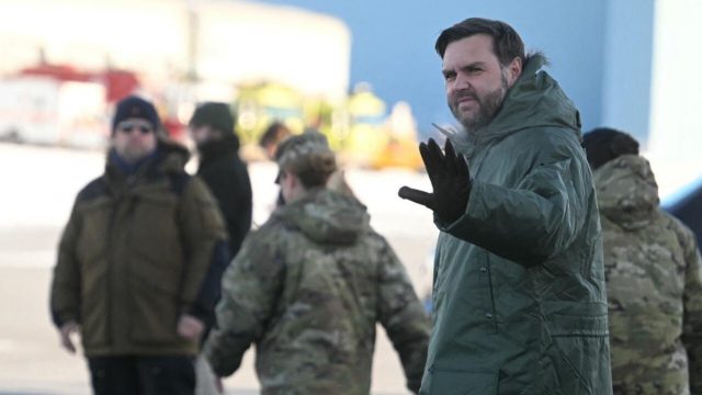 Ο Βανς πέρασε από Γροιλανδία και δεν του άρεσε: «Eδώ κάνει ψ@φ@κρυο»