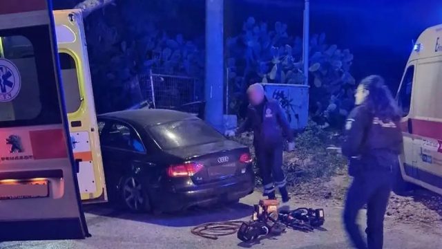 Τροχαίο στη Βάρη: Σχεδόν διαλύθηκε ο τοίχος στο δυστύχημα – Συνέβη σε πολύ επικίνδυνο σημείο