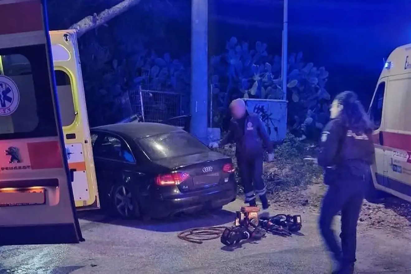 Τροχαίο στη Βάρη: Σχεδόν διαλύθηκε ο τοίχος στο δυστύχημα – Συνέβη σε πολύ επικίνδυνο σημείο