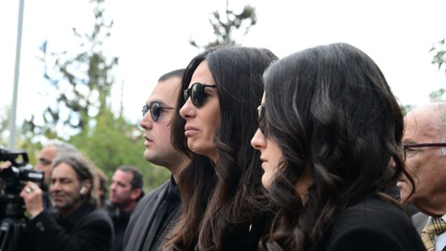 «Θα τον θυμάμαι για πάντα»: Συντετριμμένη η Εύη Βατίδου στην κηδεία του Αλέξη Κούγια