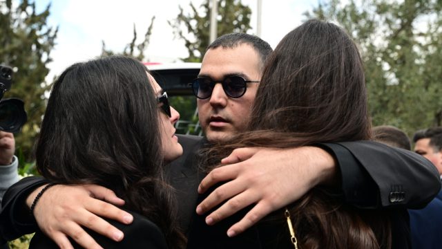 Φωτογραφίες από το τρισάγιο του Αλέξη Κούγια – Χωριστά η Εύη Βατίδου από τον Χρίστο και τη Μάιρα