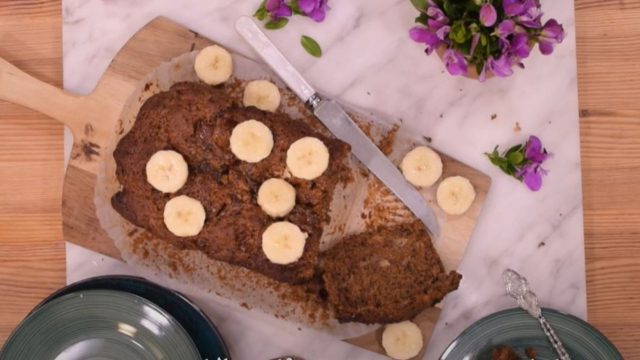 Vegan κέικ μπανάνας με μαρμελάδα μήλου