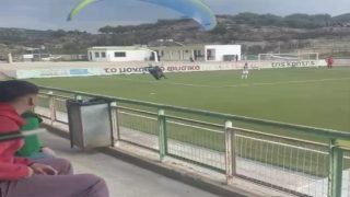 Δεν έχει ξαναγίνει: Αλεξιπτωτιστής προσγειώθηκε σε γήπεδο κατά την διάρκεια αγώνα Γ’ Εθνικής(Video)