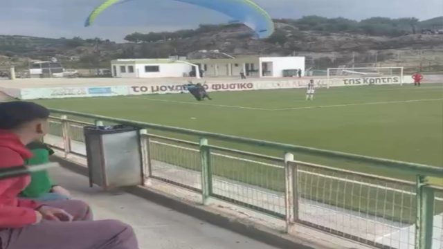 Δεν έχει ξαναγίνει: Αλεξιπτωτιστής προσγειώθηκε σε γήπεδο κατά την διάρκεια αγώνα Γ’ Εθνικής(Video)