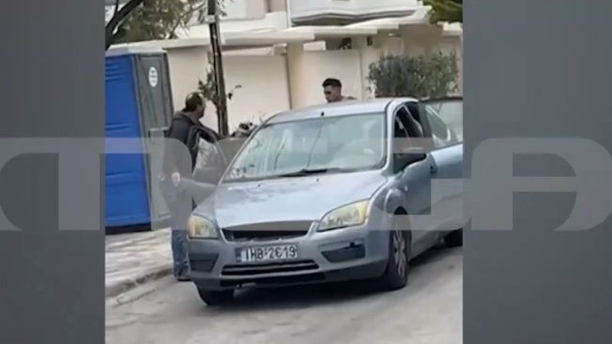 Τραγωδία στη Βούλα: Η στιγμή που ο 28χρονος μεταφέρεται στο νοσοκομείο (Video)