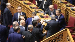Καταψηφίστηκε από 157 βουλευτές η πρόταση δυσπιστίας κατά της κυβέρνησης – Χειροκροτήματα από τους βουλευτές της Νέας Δημοκρατίας