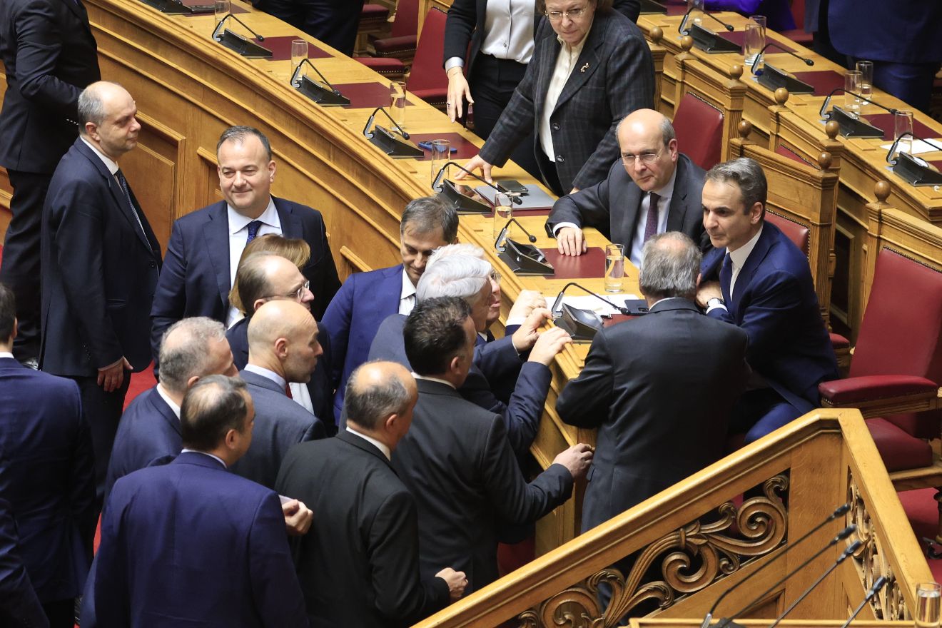 Καταψηφίστηκε από 157 βουλευτές η πρόταση δυσπιστίας κατά της κυβέρνησης – Χειροκροτήματα από τους βουλευτές της Νέας Δημοκρατίας