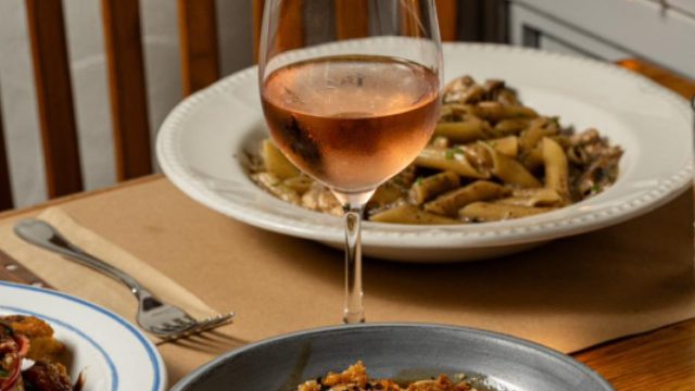 Corks and Forks: Το wine bar της Αθήνας που έχει προκαλέσει φρενίτιδα στην Αθήνα – Σας προτείνουμε άλλα 5 ανάλογα στέκια