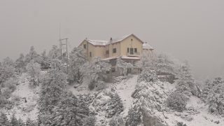 Χιόνια και μπλόκο στην Πάρνηθα: Διακοπή της κυκλοφορίας από το ύψος του τελεφερίκ!