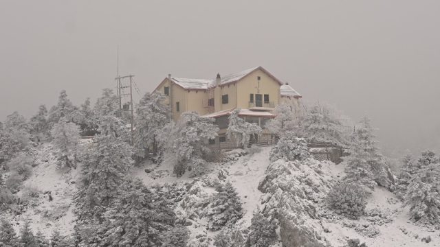 Χιόνια και μπλόκο στην Πάρνηθα: Διακοπή της κυκλοφορίας από το ύψος του τελεφερίκ!