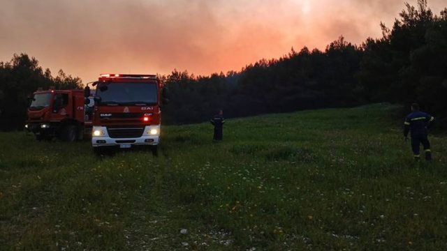 Καίει ανεξέλεγκτη η φωτιά στη Ζάκυνθο: Ενίσχυση των πυροσβεστικών δυνάμεων