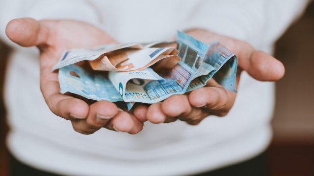 Πλήρης σύνταξη πριν από τα 62 – Ευνοημένες οι μητέρες ανηλίκων