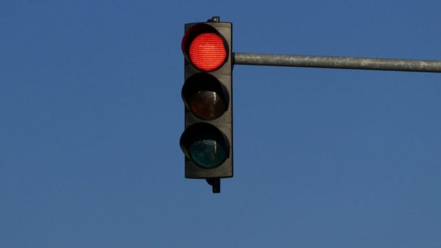 Κάμερα καταγράφει όσους περνούν με κόκκινο – Πρόστιμο 700 ευρώ
