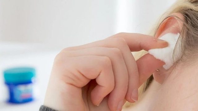 Βάλτε ένα βαμβάκι με Vicks στο αυτί σας – Το αποτέλεσμα θα σας αφήσει με το στόμα ανοικτό