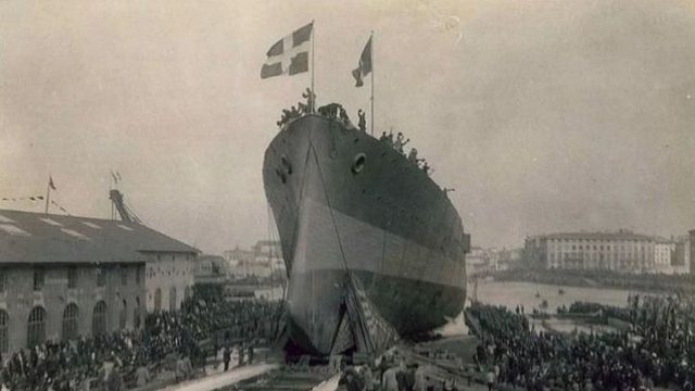 Το θωρηκτό «Αβέρωφ» εισέρχεται θριαμβευτικά στο λιμάνι της Σμύρνης – 50.000 άνθρωποι το υποδέχονται πανηγυρίζοντας στην προκυμαία
