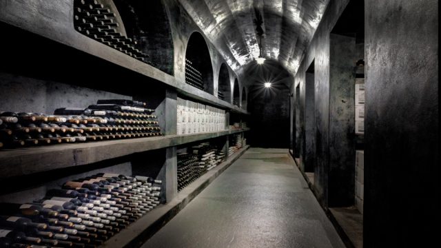 Οινοποιείο Αρτέμης Καραμολέγκος: Απολαμβάνοντας ένα από τα «θαύματα» της Θηραϊκής γης