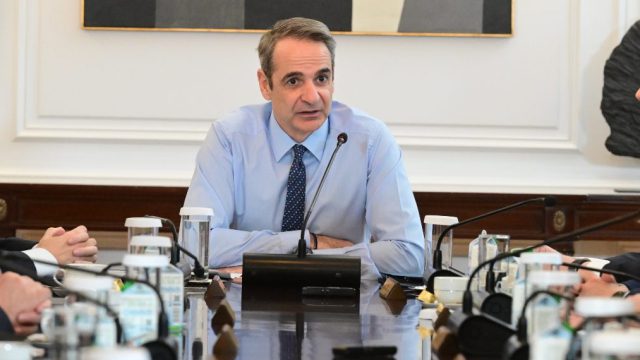 Ο Μητσοτάκης ως Πυθία για τις εκλογές του 2027, τα Τέμπη και ο…  δυσαρεστημένος Καιρίδης
