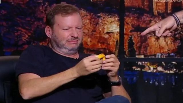 Dragon’s Den: «Μας δουλεύει; Θα πάθουμε τίποτα ρε» – Δοκίμασε το προϊόν και το έφτυσε αμέσως (video)