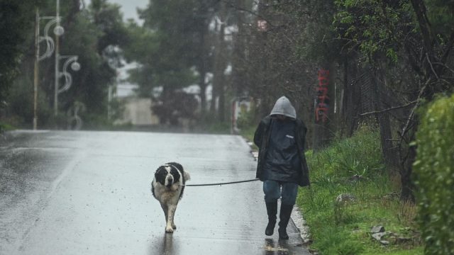 Καιρός σήμερα (04/04): Τι ώρα αναμένεται να ρίξει καταιγίδες στην Αττική;