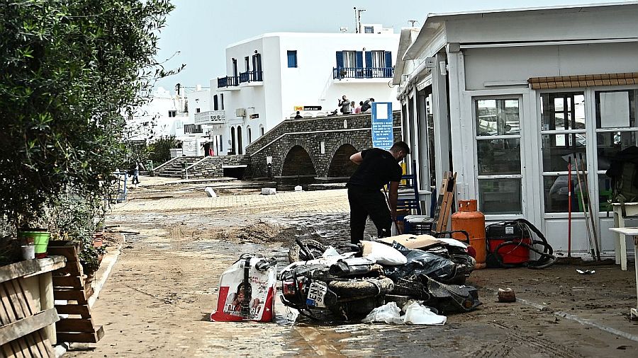 Κακοκαιρία στις Κυκλάδες: Σε κατάσταση εκτάκτου ανάγκης Πάρος και Μύκονος – Οι επόμενες ώρες της καταστροφής και ο αγώνας δρόμου για το Πάσχα (photos)