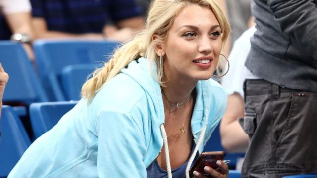 Στα… πόδια της Σπυροπούλου μεγάλο κανάλι – Επιστρέφει με εκπομπή έκπληξη!