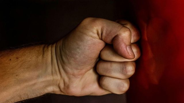 «Τώρα θα δεις τι θα πάθεις»: Νταής ξυλοκόπησε την σύντροφό του στον Κολωνό επειδή του ζήτησε να χωρίσουν